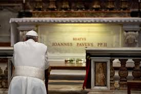 Papa Francesco sulla tomba di Giovanni Paolo II